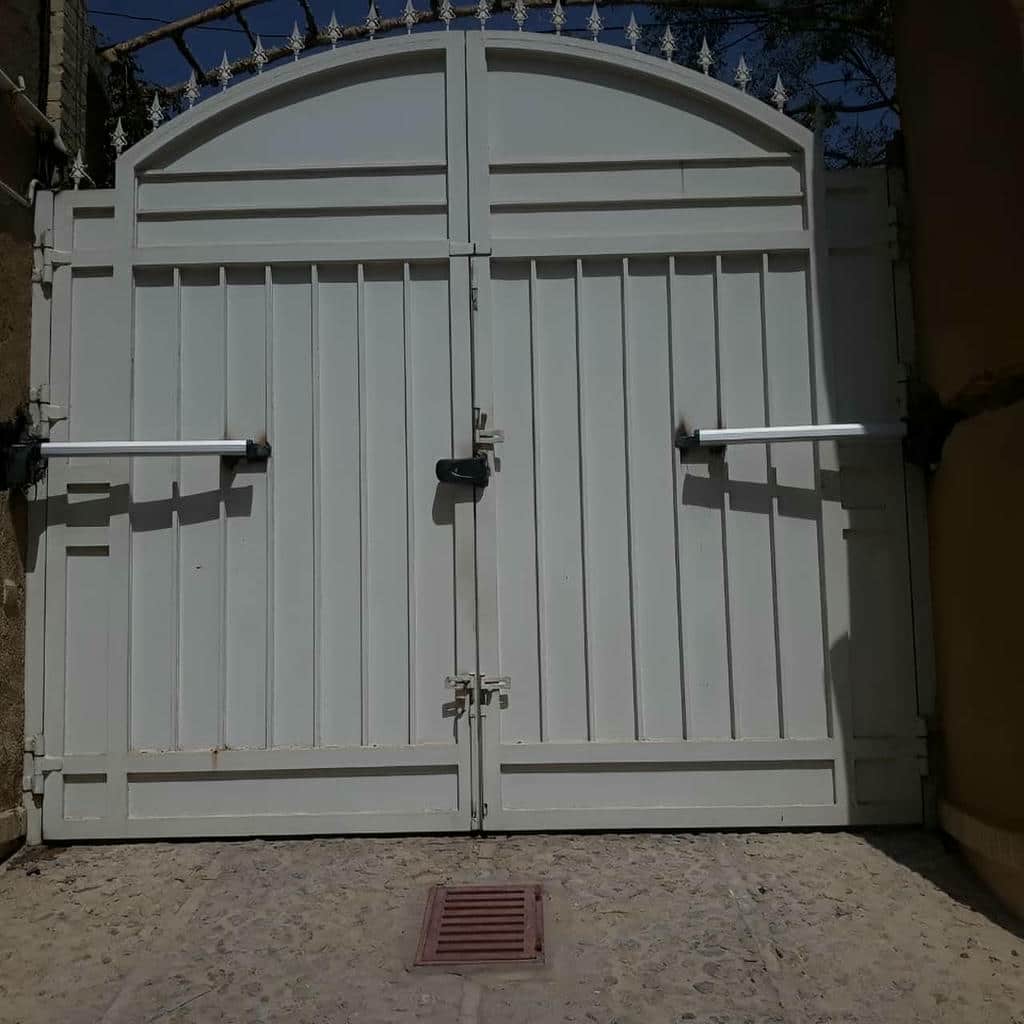 اجرای جک درب پارکینگ هیدرولیک صنعتی برای ورودی سنگین در بندر عباس