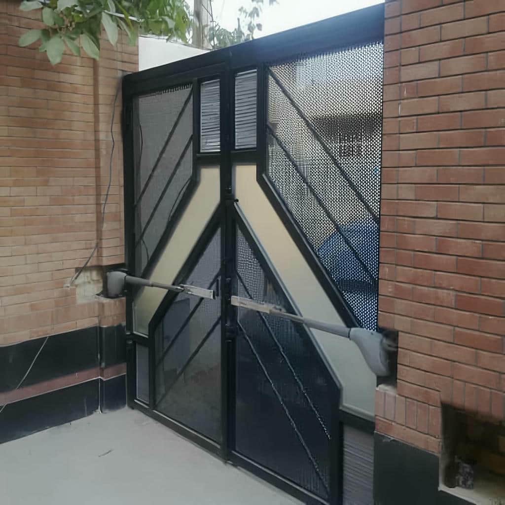 اجرای جک درب حیاط دو لنگه سنگین برای ورودی ساختمان در بندر عباس