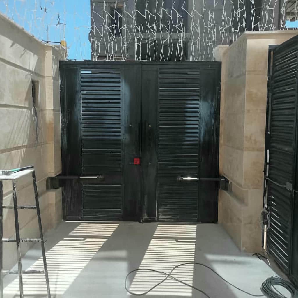 سفارش جک درب حیاط دو لنگه سنگین با بررسی فضای نصب در بندر عباس