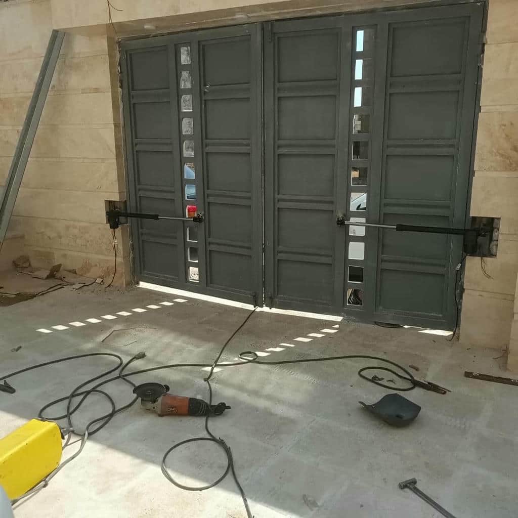 خدمات درب برقی حیاط لولایی با تنظیم تابلو فرمان در بندر عباس خدمات درب برقی حیاط لولایی با تنظیم تابلو فرمان در بندر عباس