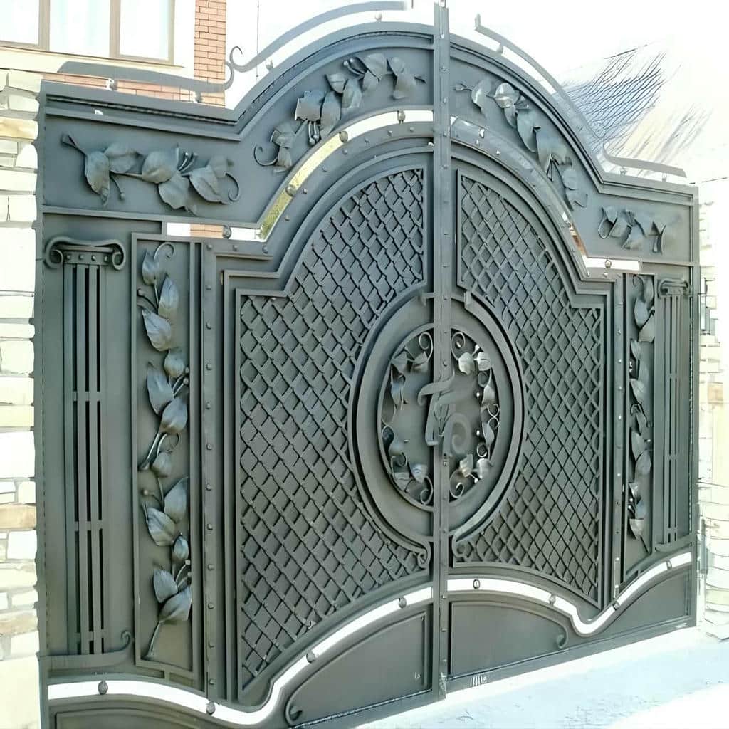 اجرای درب حیاط مشبک نورگیر نیمه‌پوش در بندر عباس