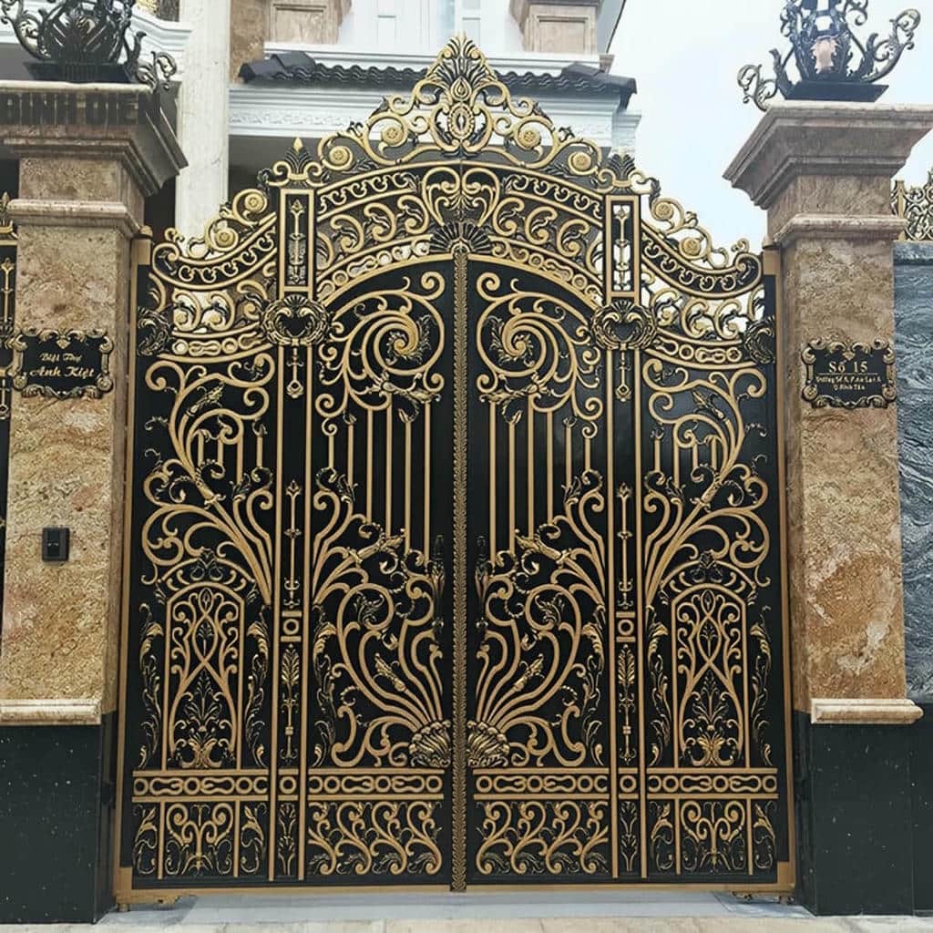 درب پارکینگ طرح چوب ترموود با قاب فلزی تیره در بندر عباس