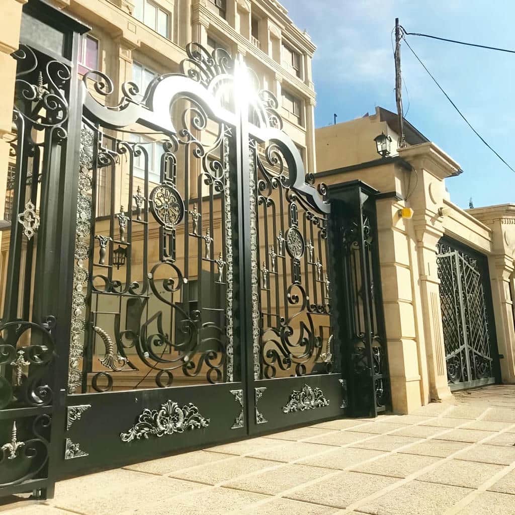 سفارش درب پارکینگ فلزی نمای ساختمان هماهنگ با نما در بندر عباس