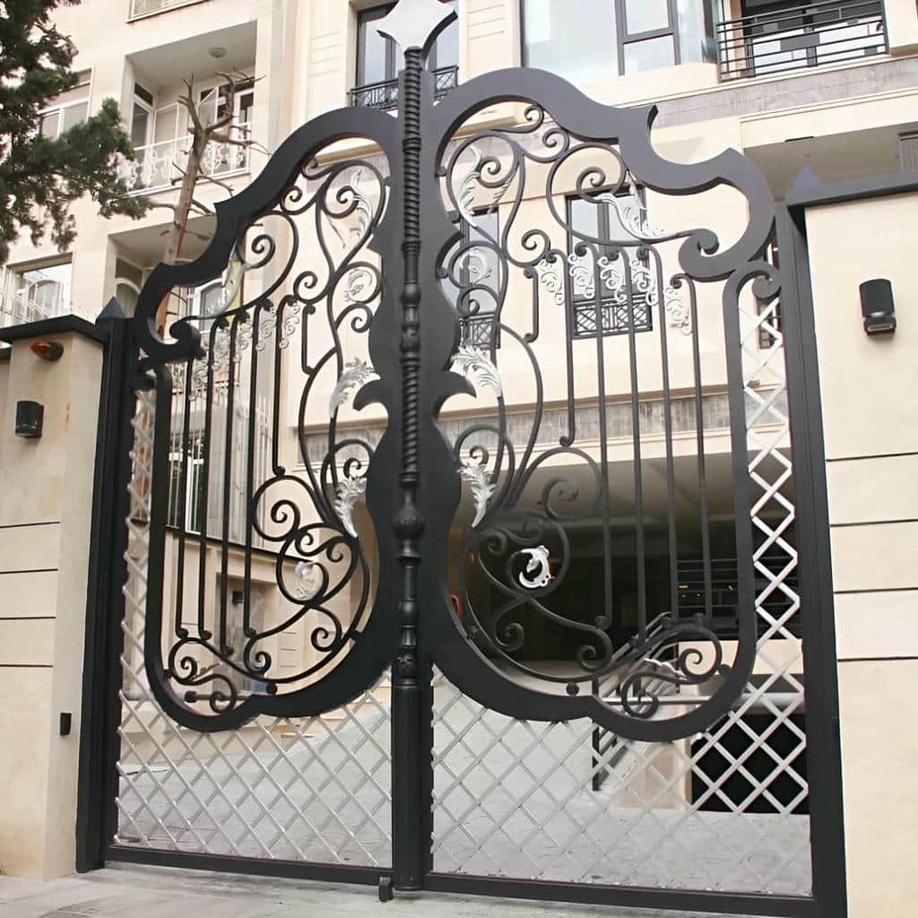 درب آهنی ساده قاب دار با خطوط عمودی در بندر عباس
