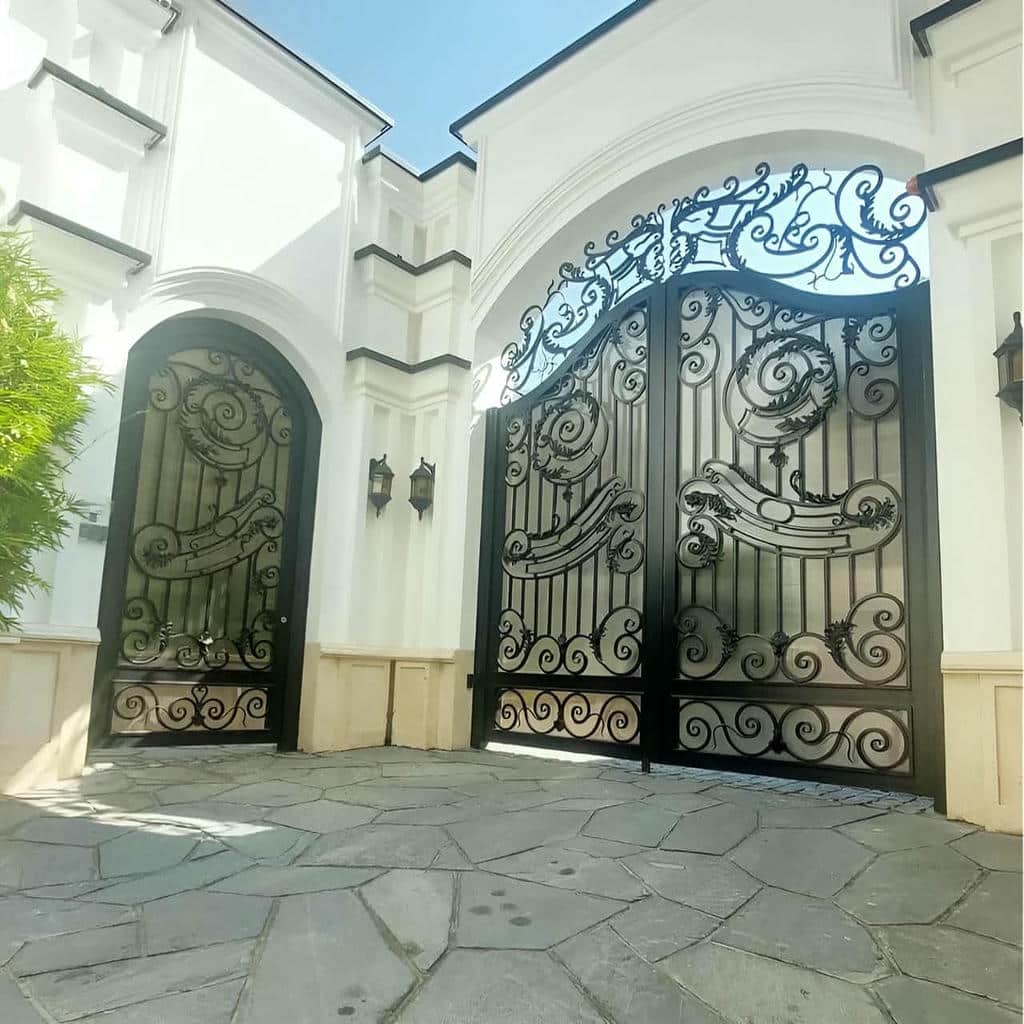 سفارش درب باغ فلزی لولایی متناسب با شیب کف در بندر عباس
