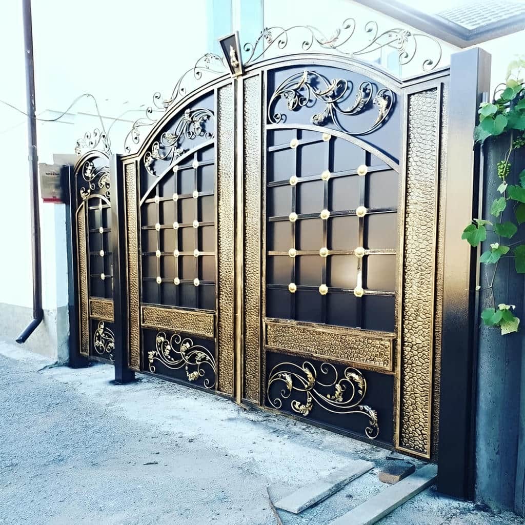 درب پارکینگ فلزی دو لنگه با طراحی نیمهباز در بندر عباس درب پارکینگ فلزی دو لنگه با طراحی نیمهباز در بندر عباس