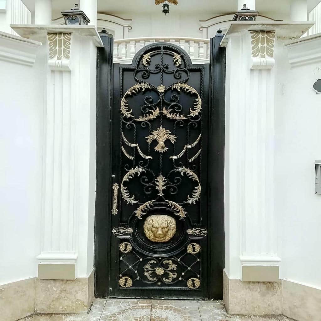 12 نمونه درب آهنی ساختمان نفررو در بندر عباس