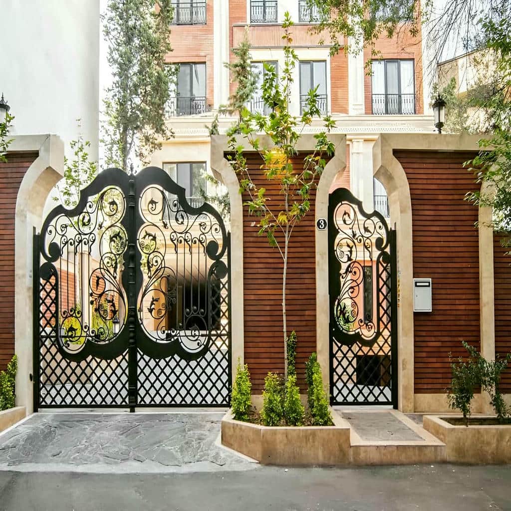 سفارش درب پارکینگ کلاسیک کتیبه دار فرفورژه در بندر عباس