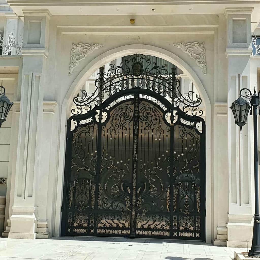 تولید درب پارکینگ ویلایی دو لنگه برای ورودی خودرو در بندر عباس