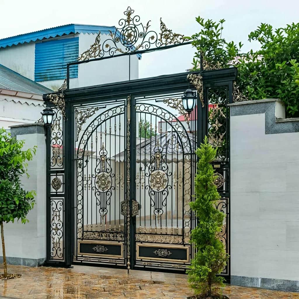 اجرای درب پارکینگ فرفورژه نمای رومی با قاب کلاسیک در بندر عباس