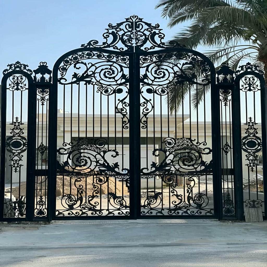 نصب درب آهنی ساده قاب دار ساختمان در بندر عباس