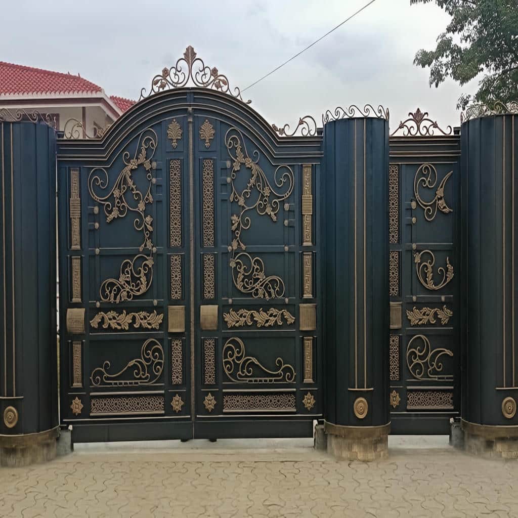 درب آهنی حیاط طرح مدرن با پنل مشبک در بندر عباس