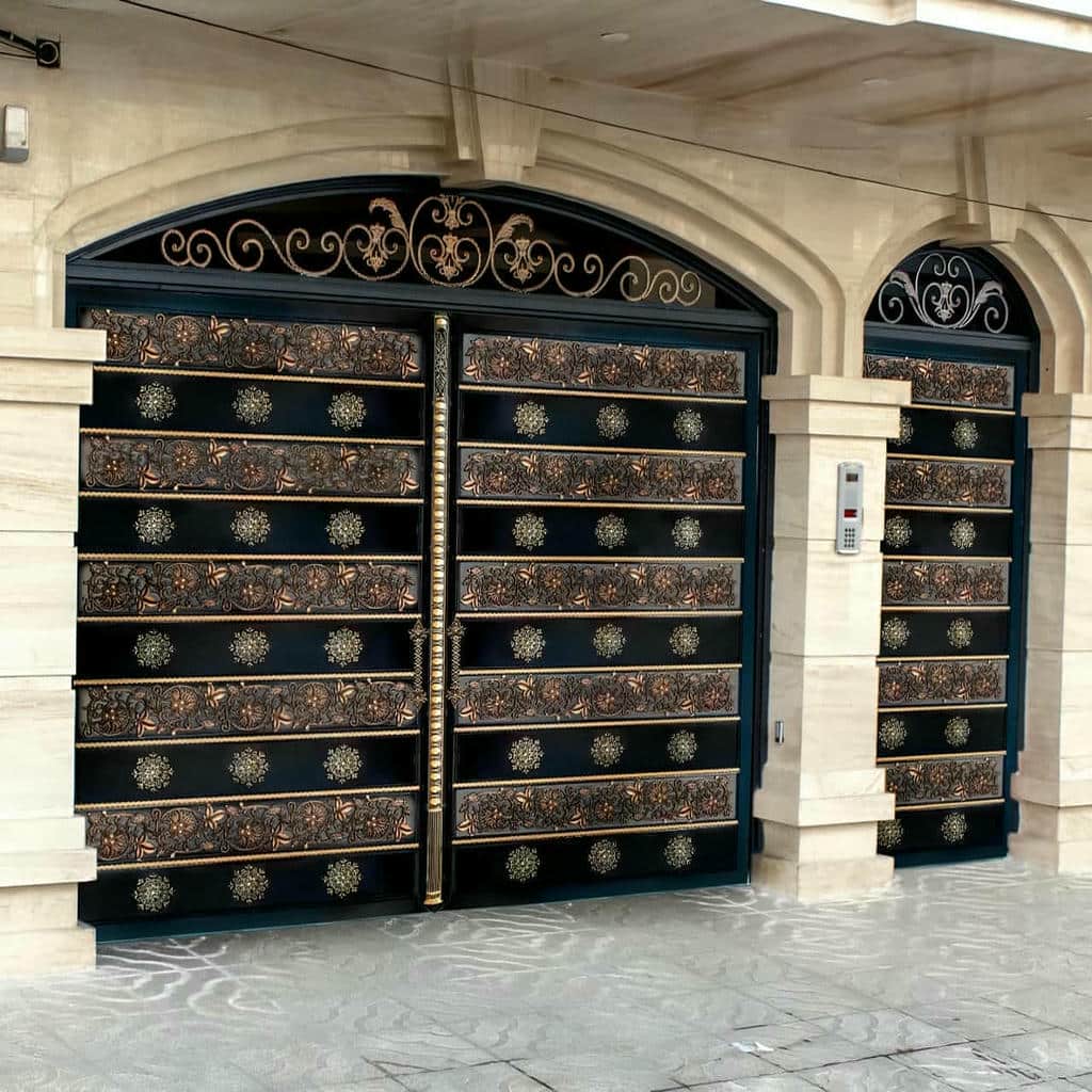 تولید درب حیاط قاب فلزی با پانل عمودی در بندر عباس