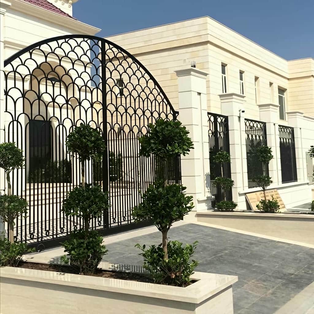 راهنمای انتخاب درب حیاط پانل دار برای نمای مدرن در بندر عباس