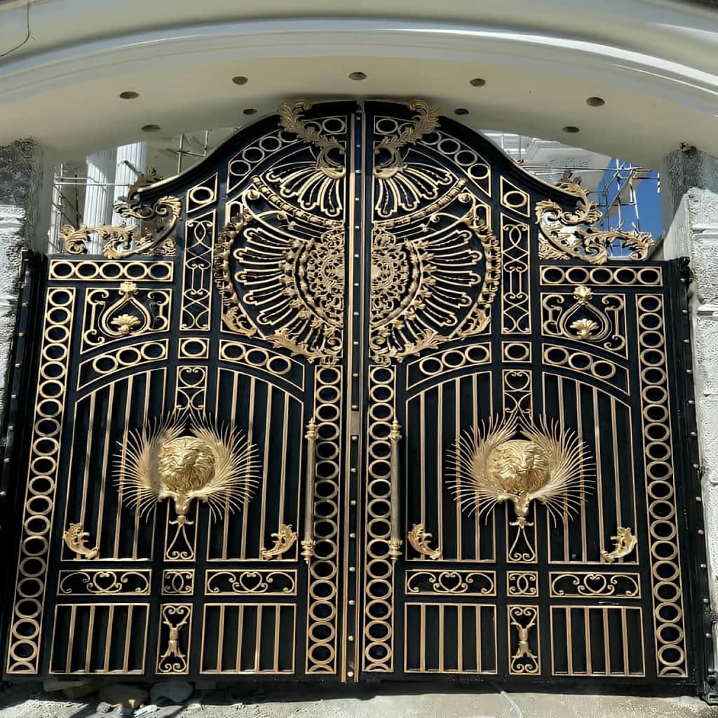 سفارش درب پارکینگ طرح چوب ترموود با رنگ هماهنگ نما در بندر عباس