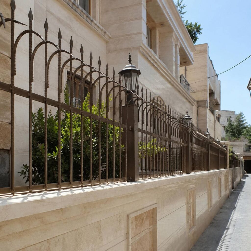 نصب حفاظ روی دیوار باغ محوطه در بندر عباس با زیرسازی مناسب