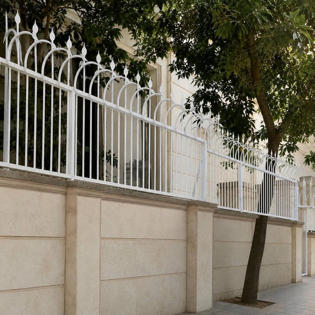 اجرای حفاظ دیوار سیم خاردار ترکیبی در بندر عباس با پایههای منظم اجرای حفاظ دیوار سیم خاردار ترکیبی در بندر عباس با پایههای منظم