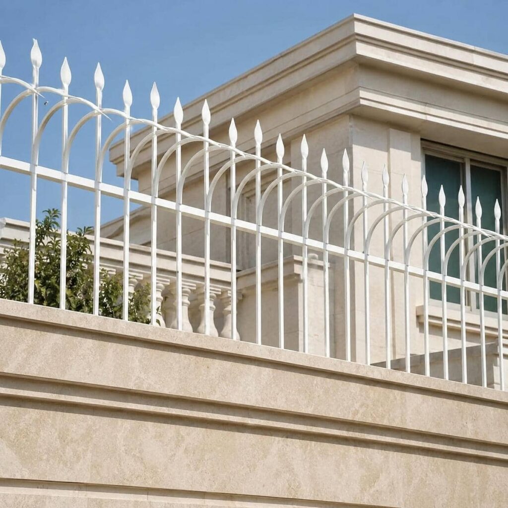نصب حفاظ دیوار کوتاه حیاط در بندر عباس با زیرسازی مناسب