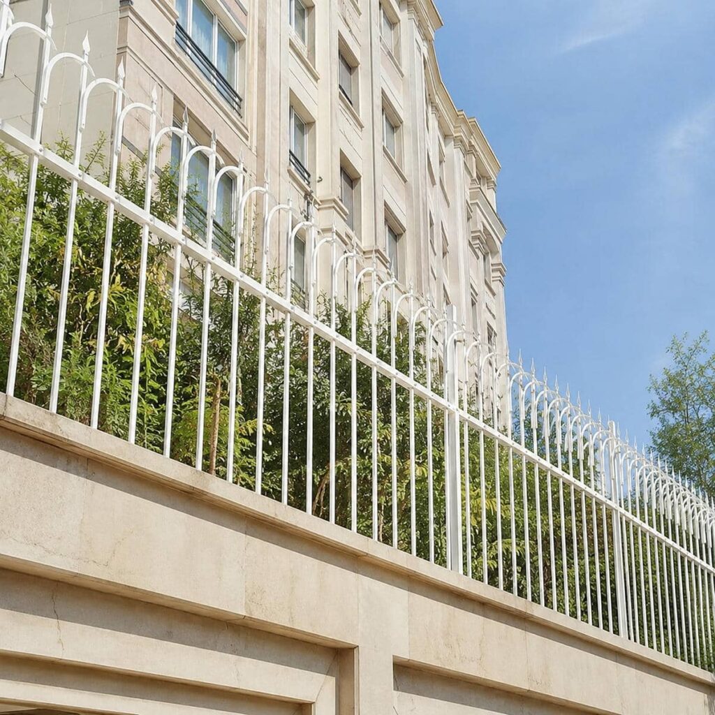 اجرای حفاظ دیوار ویلا نمای سنگی در بندر عباس با تراز منظم