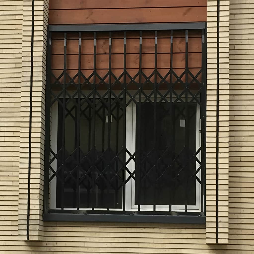 حفاظ پنجره متحرک فلزی بندر عباس با رنگ هماهنگ نما