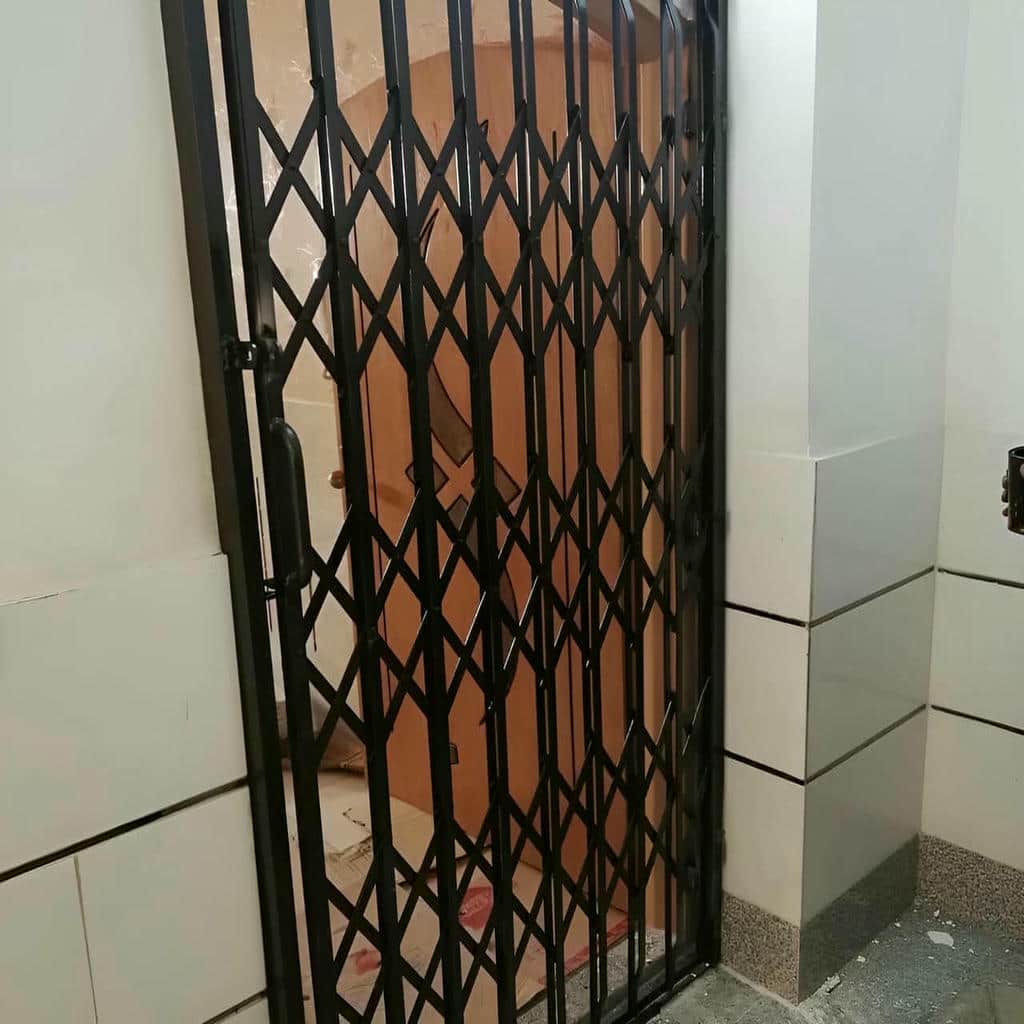 حفاظ آکاردئونی ورودی ساختمان بندر عباس با ساختار فلزی