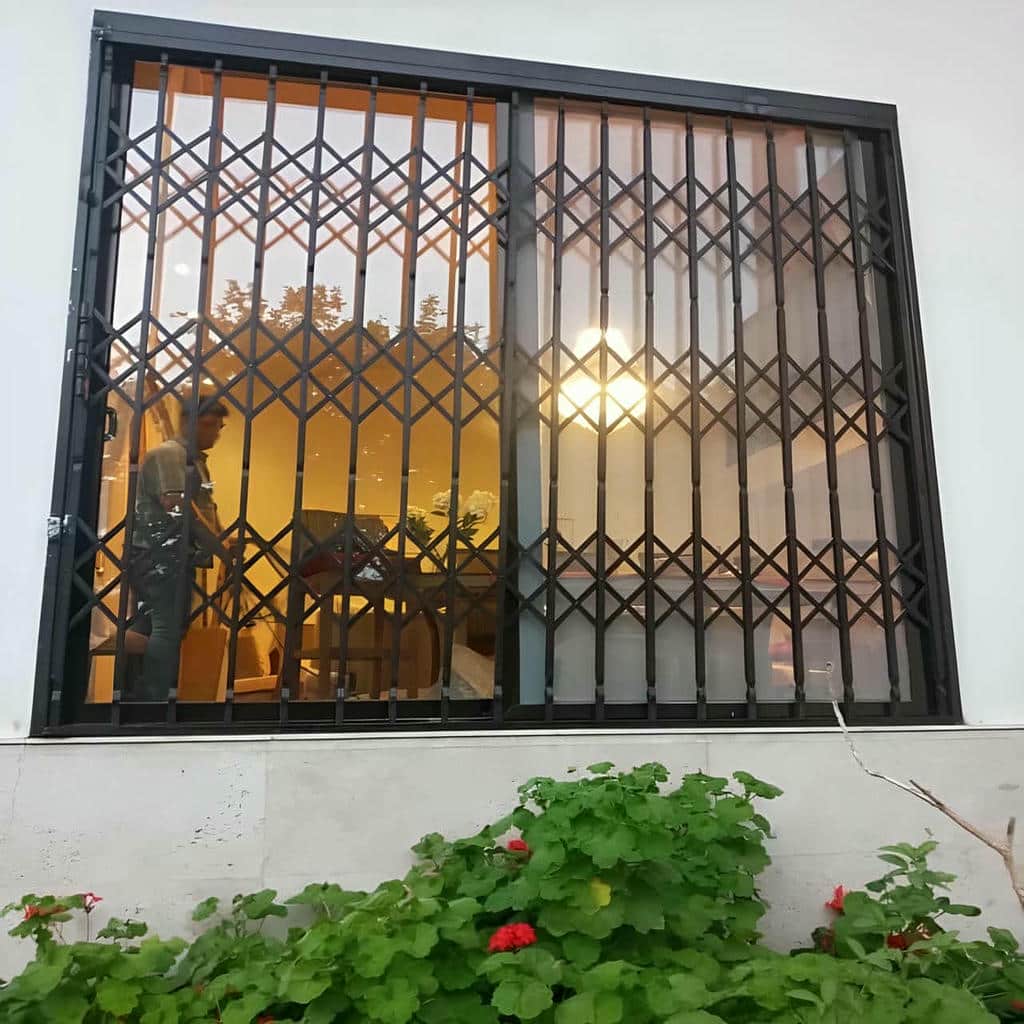 حفاظ پشت درب آپارتمان بندر عباس با رنگ تیره و فرم ساده