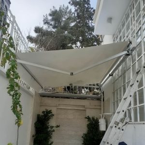 سایبان بازویی بندر عباس با پوشش پارچه ای روشن