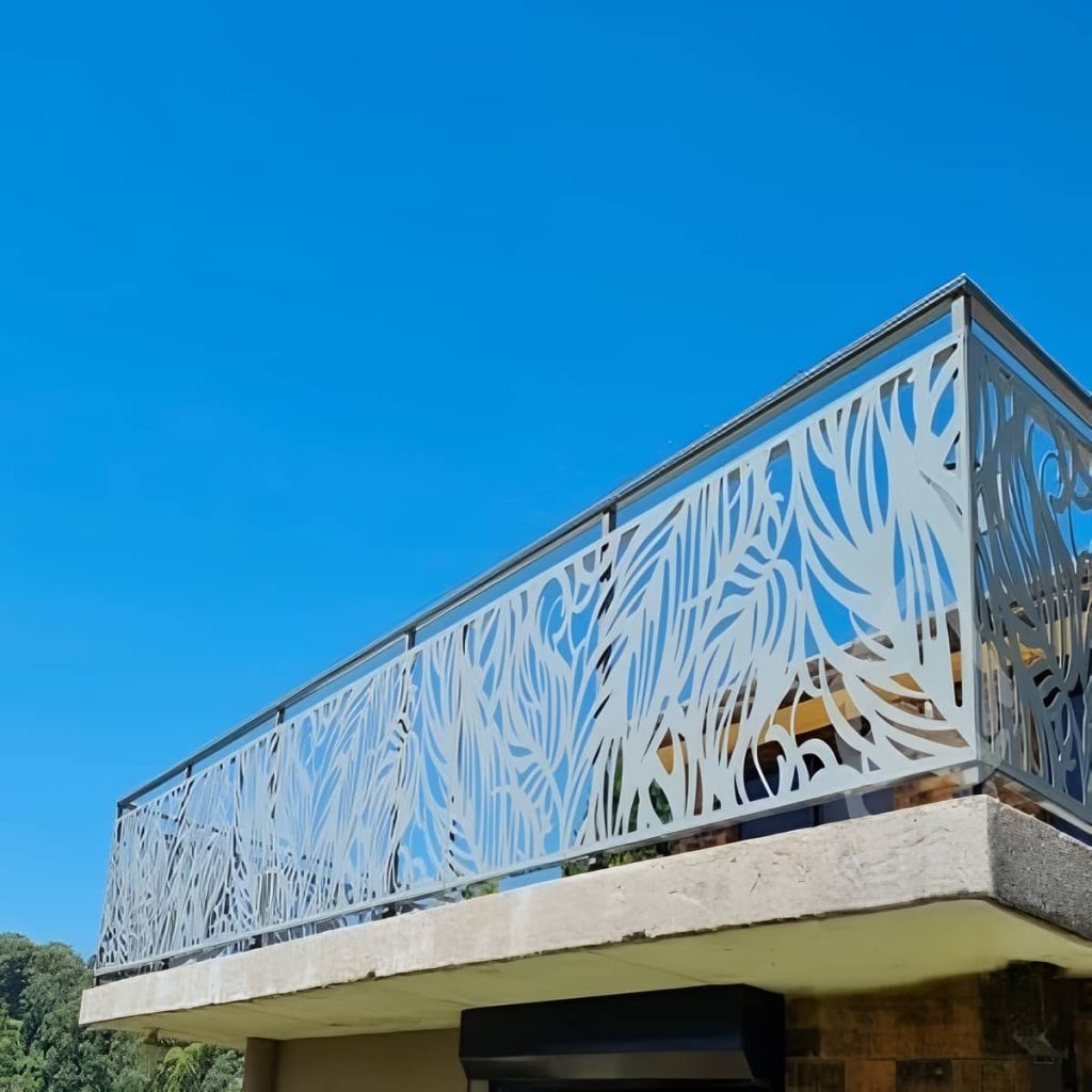 نرده پله کم عرض سفید