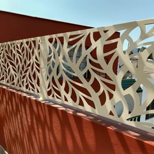 نرده بالکن ویلایی بندر عباس با طراحی فلزی هماهنگ نما