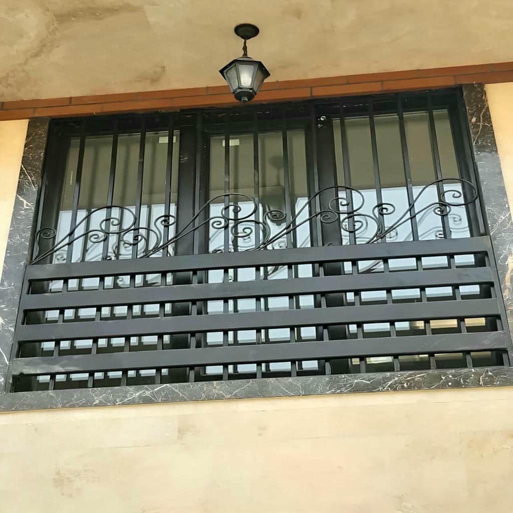 نرده پنجره فرفورژه ساختمان با رنگ هماهنگ