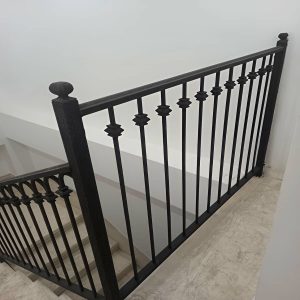 نرده فلزی بالکن بندر عباس با طرح فلزی ساده
