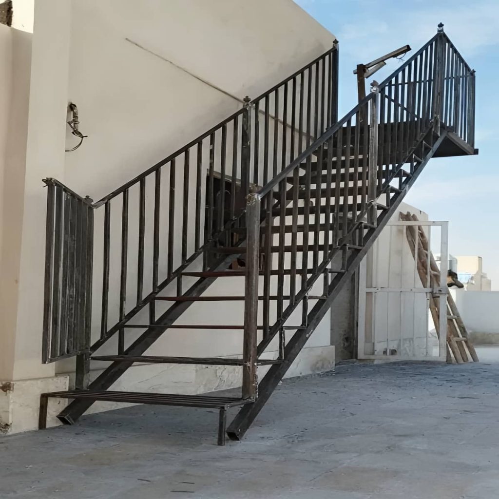 جان پناه فلزی بالکن با طراحی مدرن جان پناه فلزی بالکن با طراحی مدرن