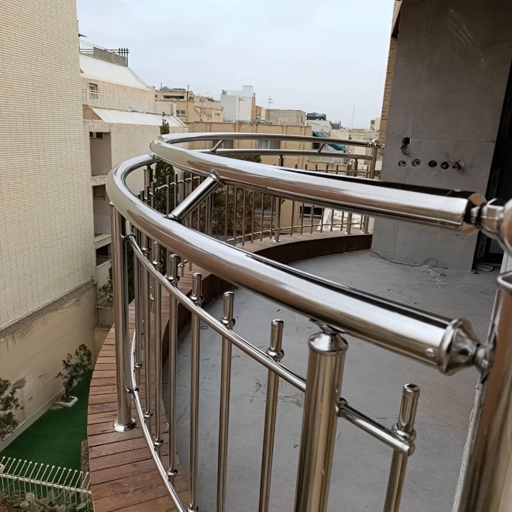 نرده تراس ساختمان مرتفع با فرم خاص