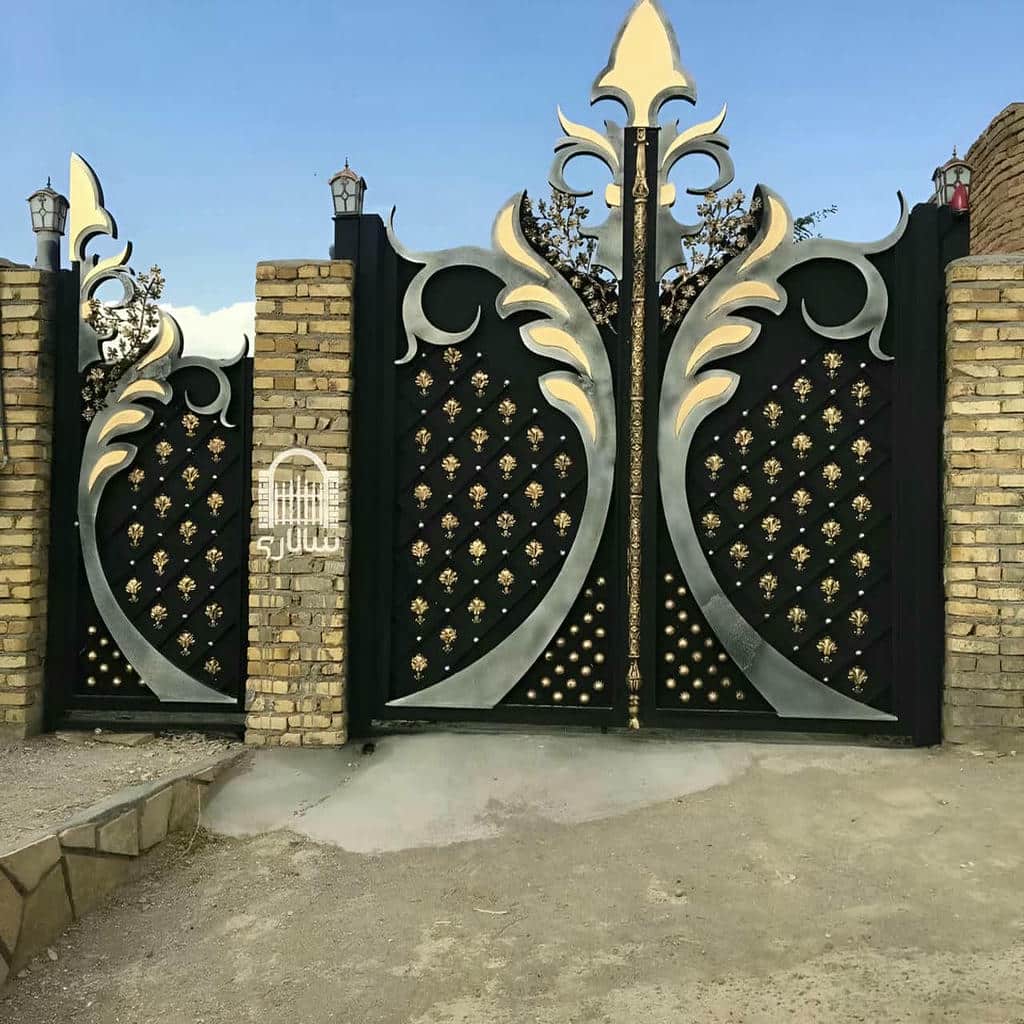درب ورودی ساختمان با طراحی ساده
