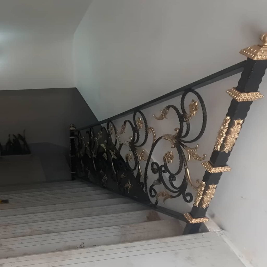 نرده تراس فرفورژه با طراحی منحنی ساختمان نرده تراس فرفورژه با طراحی منحنی ساختمان