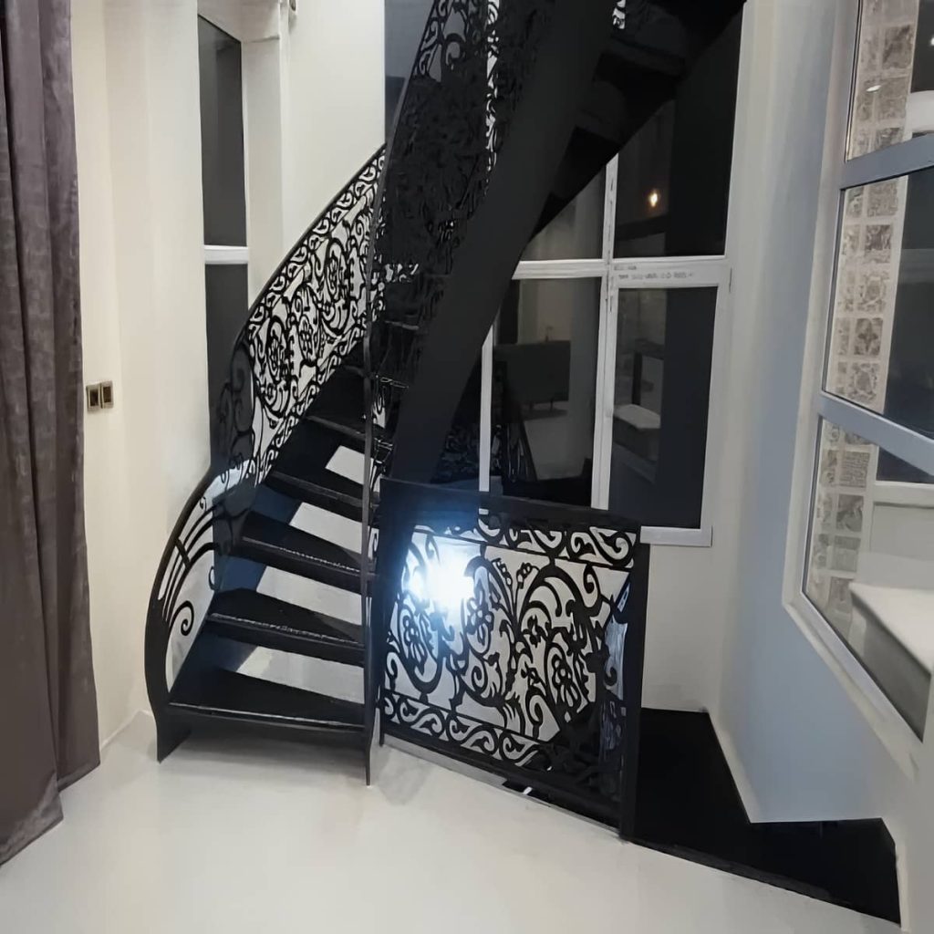 نرده فرفورژه راه پله در فضای مسکونی