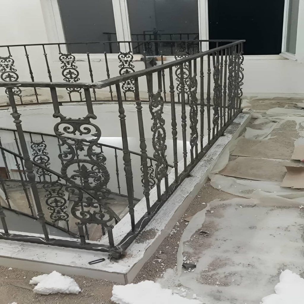 نرده پله کلاسیک فرفورژه بندر عباس با طرح فلزی ظریف